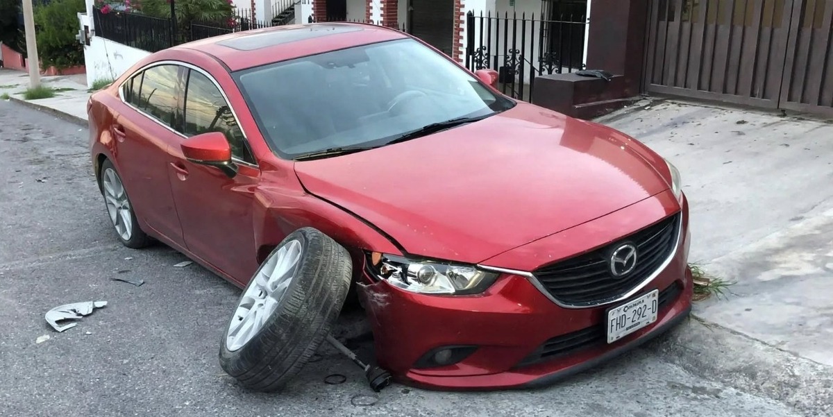 Choca contra auto estacionado tras distraerse con el celular