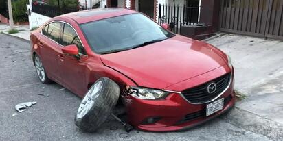 Choca contra auto estacionado tras distraerse con el celular