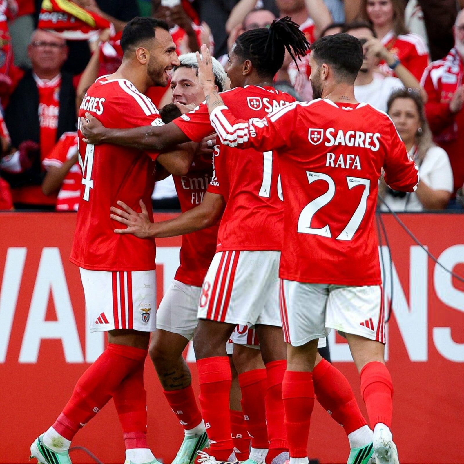 Benfica vence al Vitória Guimarães y sube al segundo lugar
