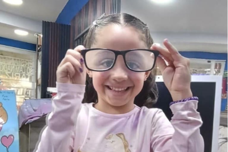 Niña de 7 años sufre grave lesión ocular tras pelotazo en Edomex
