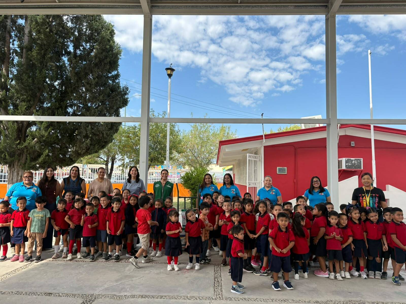La coordinadora de Mejora Coahuila en Sabinas, Claudia Garza, informó sobre la entrega de impermeabilizante para contribuir al mantenimiento de dos planteles