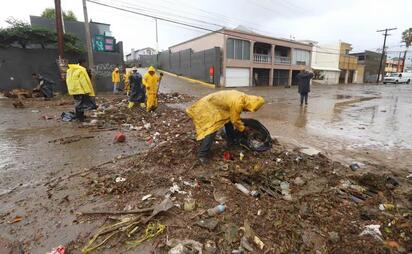 La gobernadora de Baja California, Marina del Pilar Ávila Olmeda, anunció la suspensión de clases este lunes 12 de octubre en todos los municipios del estado