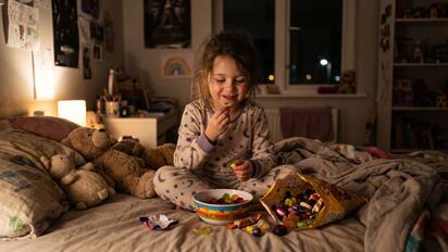 ¿Qué pasa si comes muchos dulces en una noche?