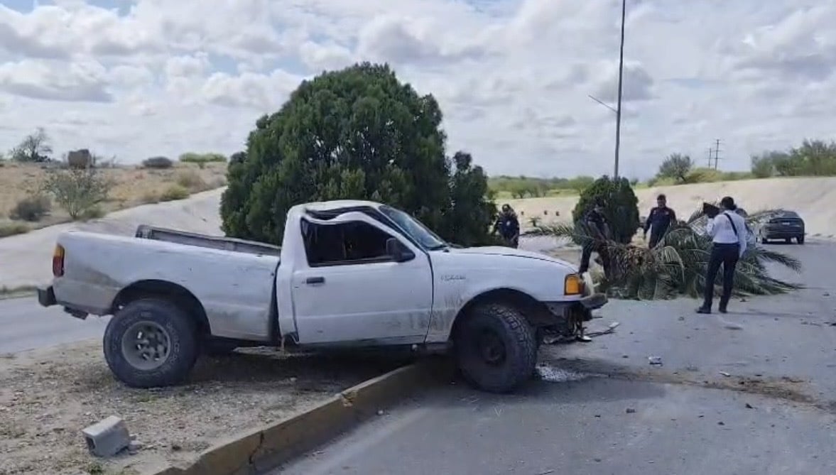 Abandonan camioneta tras volcadura en el libramiento Venustiano Carranza