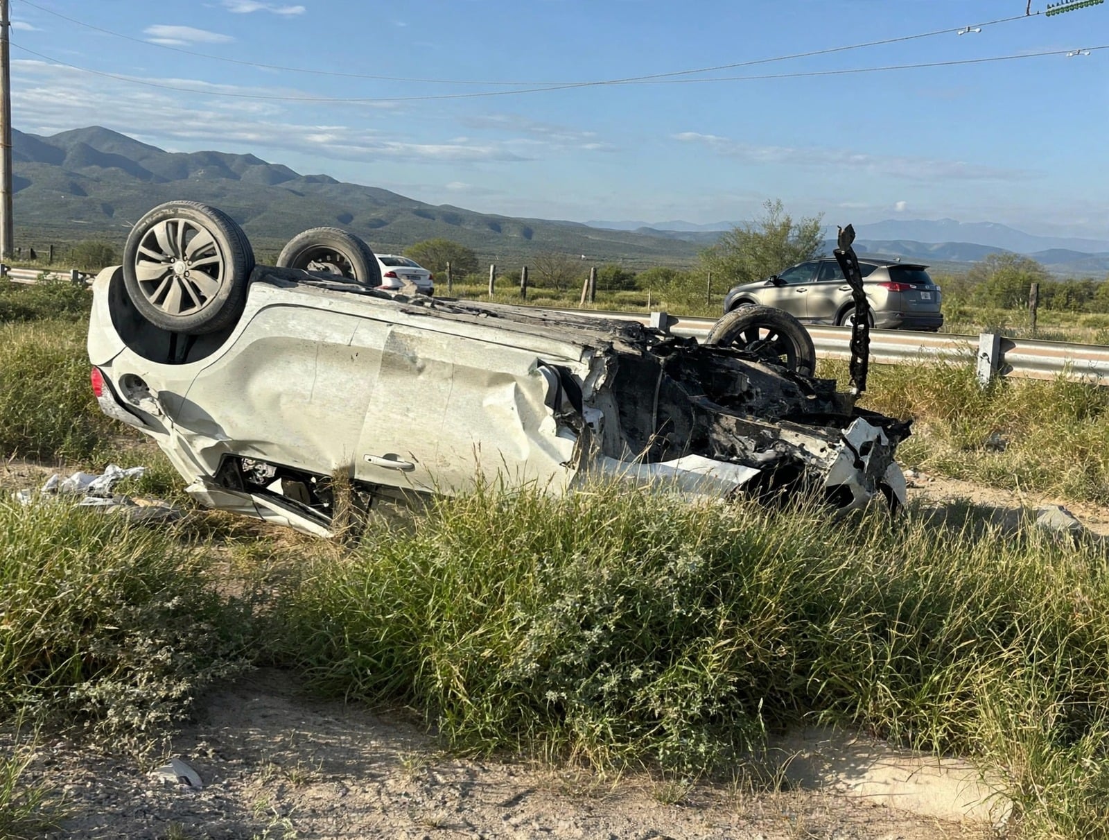 Joven vuelca su automóvil en el libramiento de Frontera