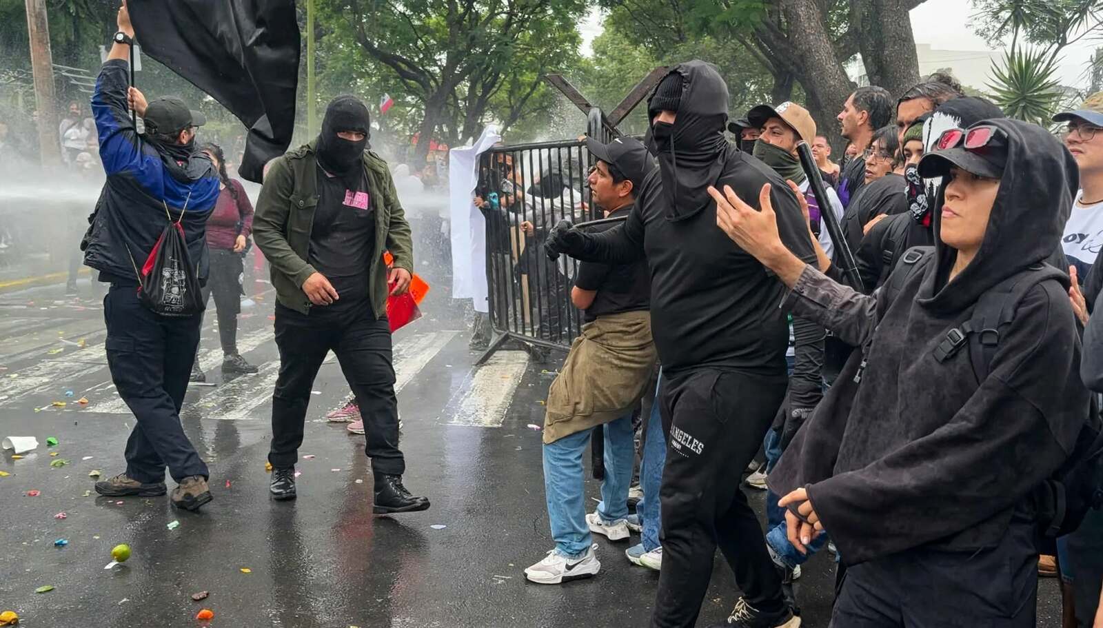 Protesta por agua contaminada en Guadalajara escala frente a Casa Jalisco