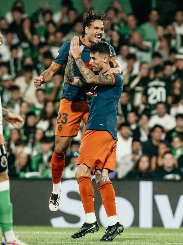 Valencia remonta y rescata un punto en el debut de Javier Aguirre