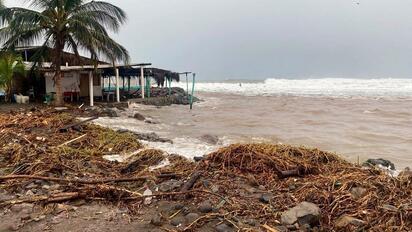 Huracán Simón deja un muerto y daños en 20 municipios de Guerrero