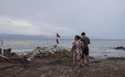 Olas de 'Simon' rompen con furia en El Caballito de Puerto Vallarta