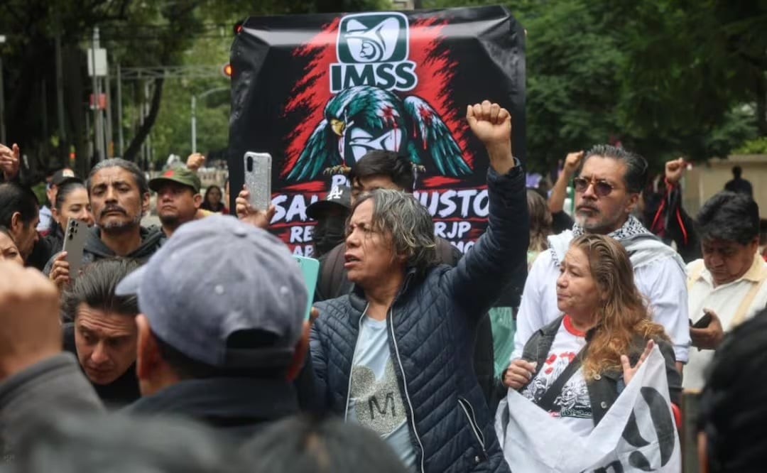 Investigan actuar de policías en marcha de trabajadores del IMSS