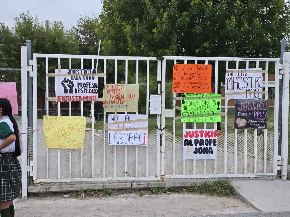 Protestan madres y alumnos por despido de maestro en telebachillerato