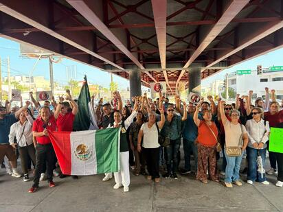 Más de cincuenta trabajadores del IMSS protestaron en Monclova contra aumento salarial del 2.9 por ciento.   Más de 50 trabajadores del IMSS se manifestaron