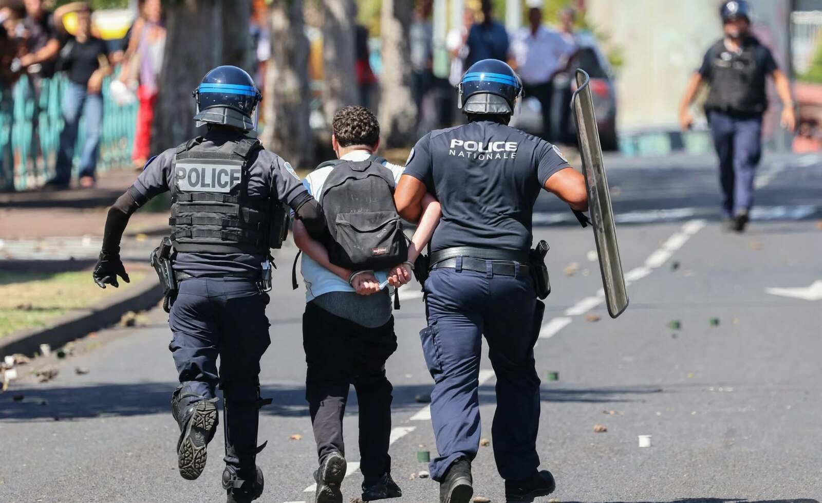 Emmanuel Macron pide a estudiantes de Francia protestar sin violencia