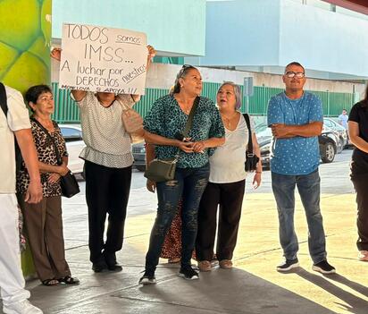Guadalupe Cabello se unió a protesta en Clínica 7 para exigir entrega de ahorros retenidos  Guadalupe Cabello trabajó 30 años en el IMSS y tiene 9 de jubilada,