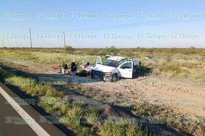 Vuelca camioneta en la carretera 57; atienden a tres ocupantes