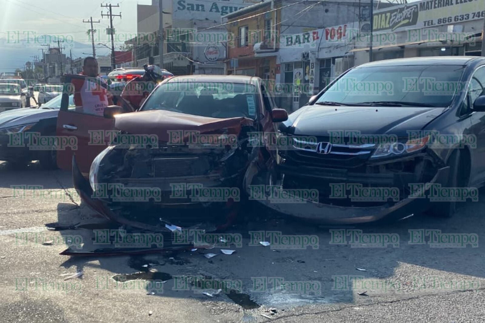 Mujer queda atrapada tras choque en la Zona Centro de Monclova