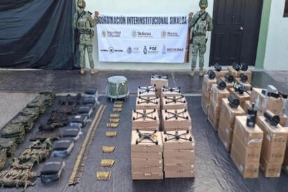 SINALOA El despliegue federal también permitió decomisar accesorios tecnológicos, placas balísticas, uniformes tácticos y vehículos.  El Gabinete de Seguridad