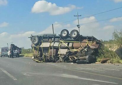 Vuelca traila cargada con muebles en la carretera 57, casi llegando a Monclova