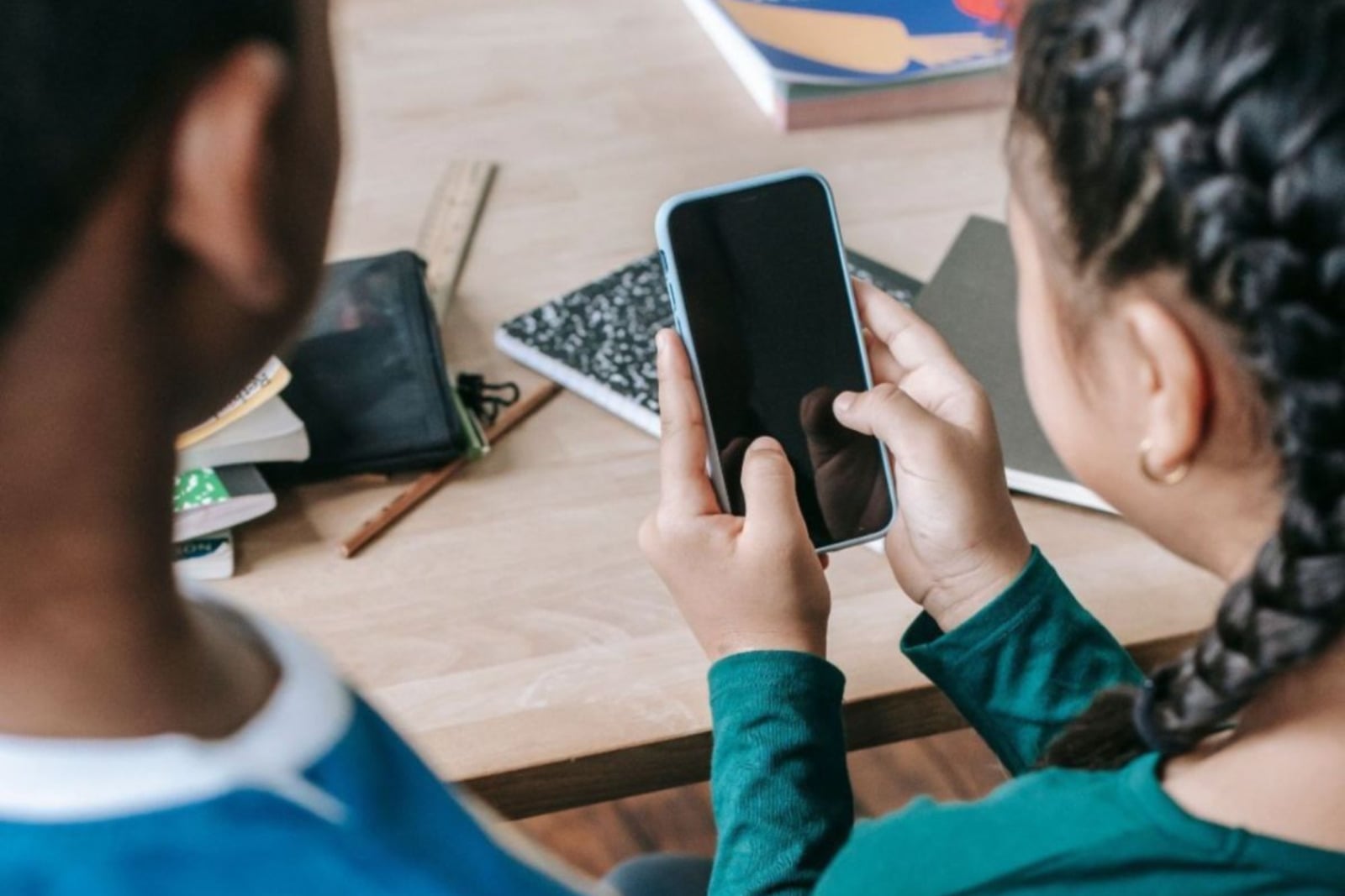 Senado aprueba prohibir celulares en escuelas de educación básica