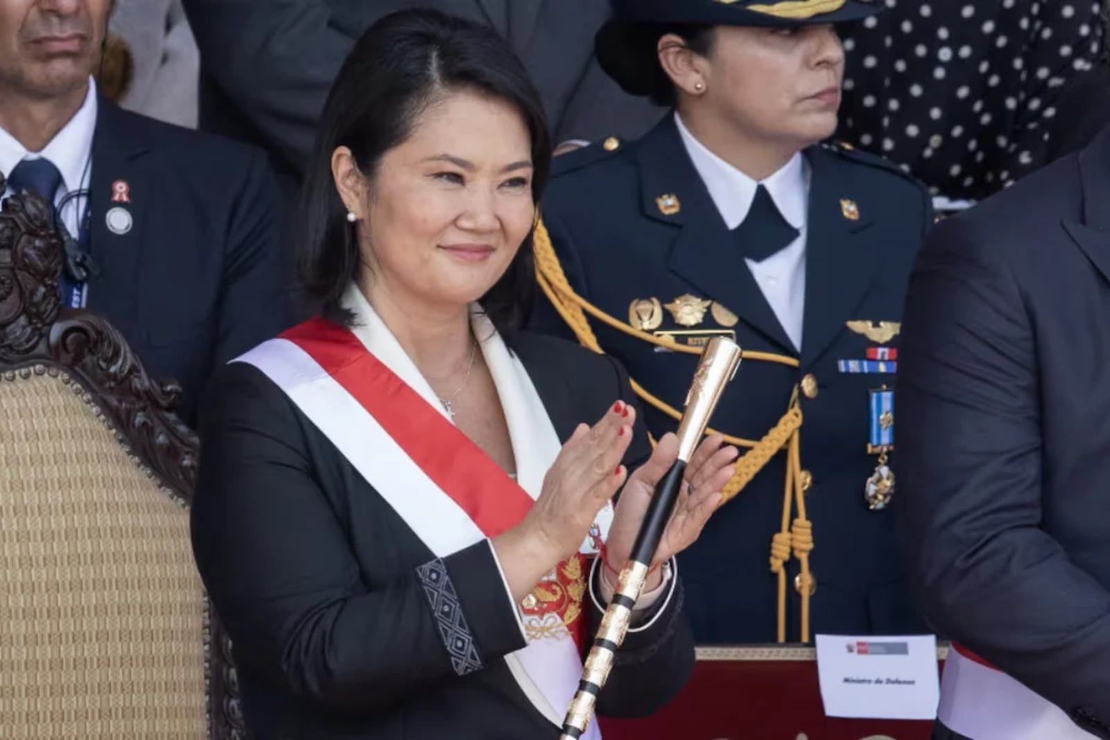 Keiko Fujimori prohíbe maquillaje, cabello pintado y celulares en escuelas de Perú