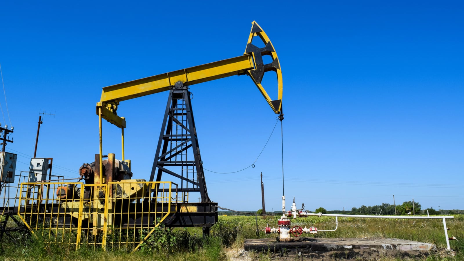 Petróleo retrocede mientras persisten ataques en Arabia Saudita