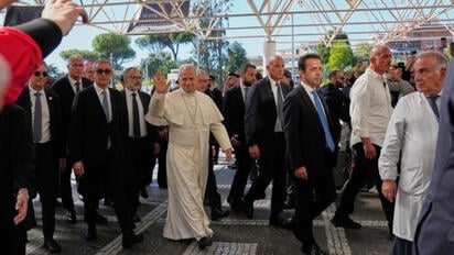 El papa León XIV fue operado con éxito para extirpar un nódulo pulmonar en Roma; permanecerá hospitalizado alrededor de una semana mientras se recupera.