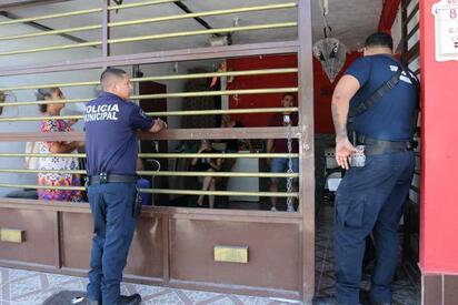Adulto mayor denuncia abandono de sus hijos; le impiden entrar a su casa