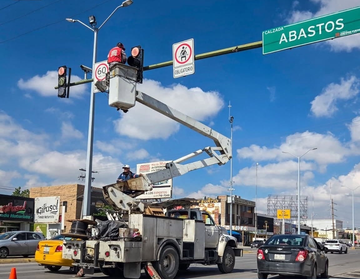 SIMV mantiene trabajos de atención a semáforos en Torreón