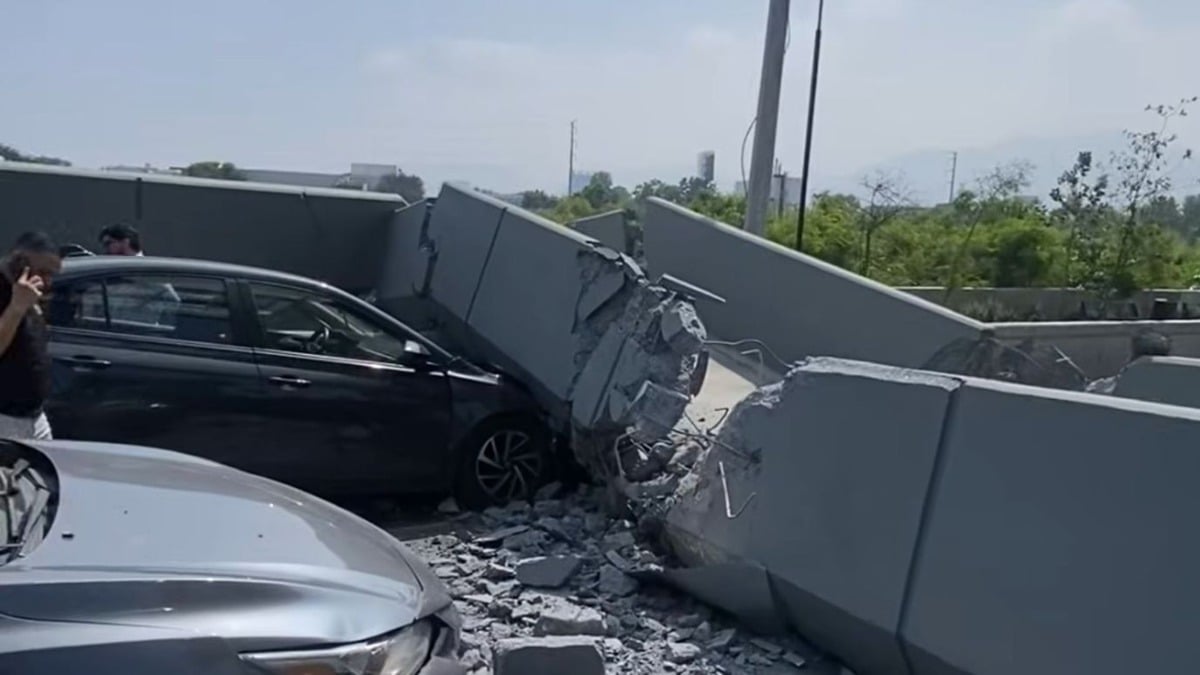 Colapsa puente peatonal en Monterrey y cae sobre un automóvil