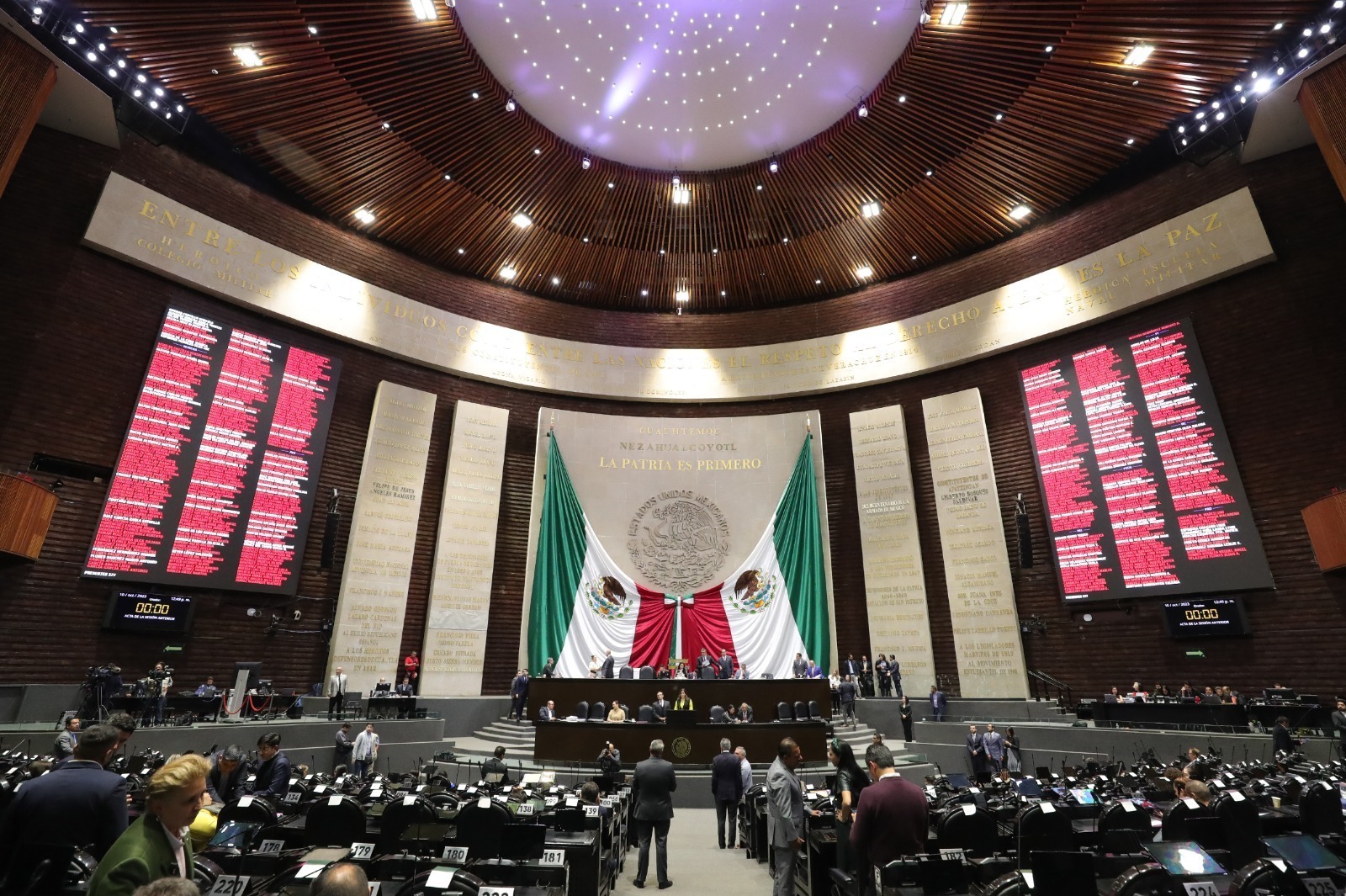 Diputados avalan aumentos a servicios federales para 2027