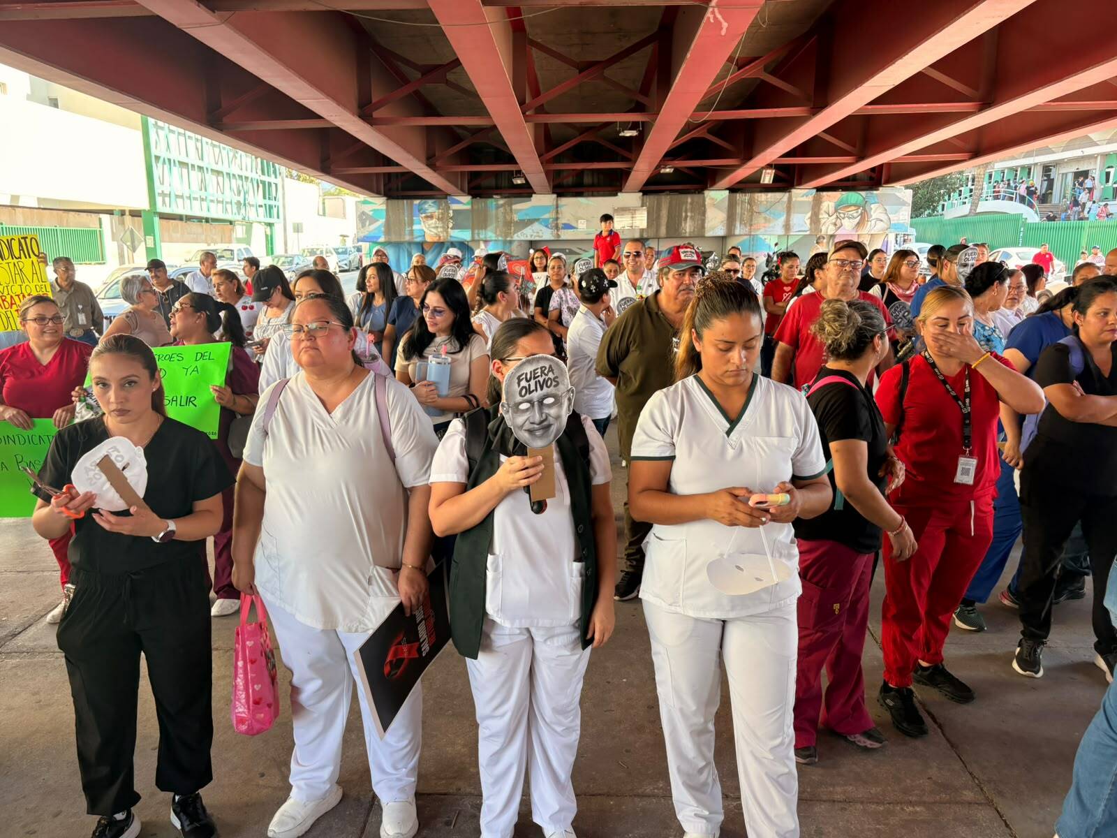 Trabajadores del IMSS exigen 10% de aumento salarial en tercera protesta
