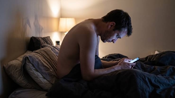 8 efectos de usar el celular antes de dormir