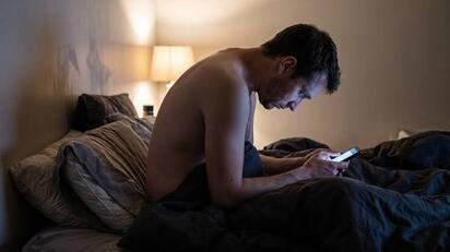 8 efectos de usar el celular antes de dormir