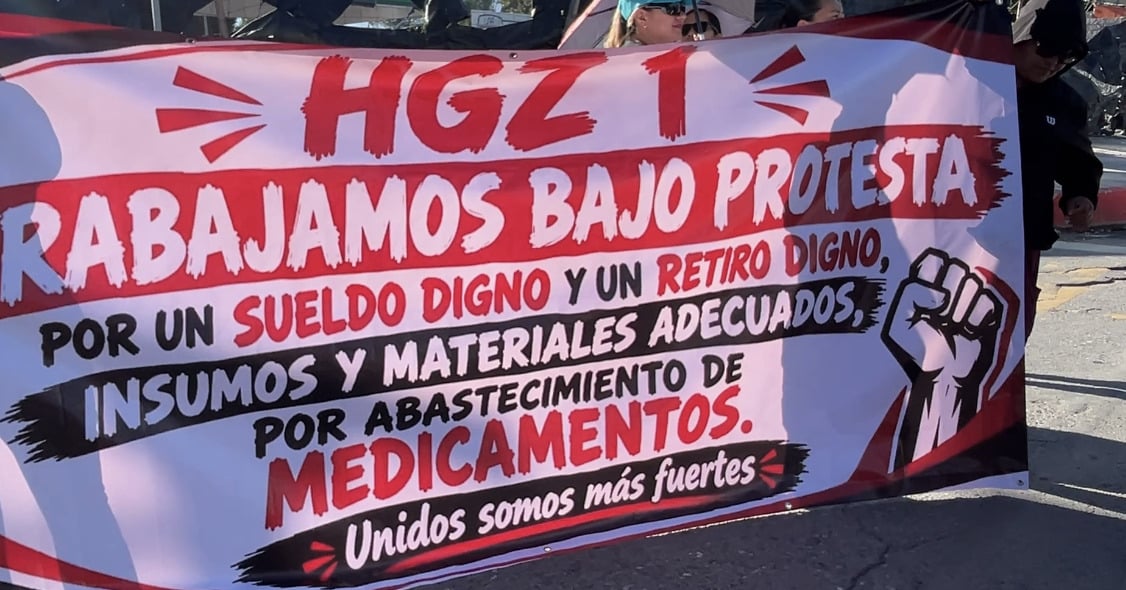 Trabajadores del IMSS bloquean vialidades en Saltillo por aumento salarial