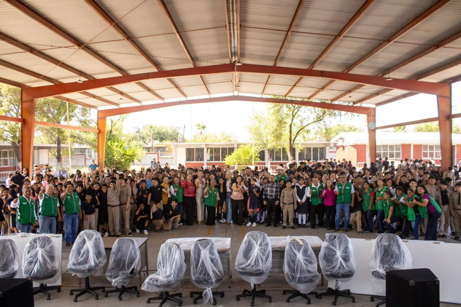 Laura Jiménez entrega mobiliario escolar a cuatro escuelas de Barroterán