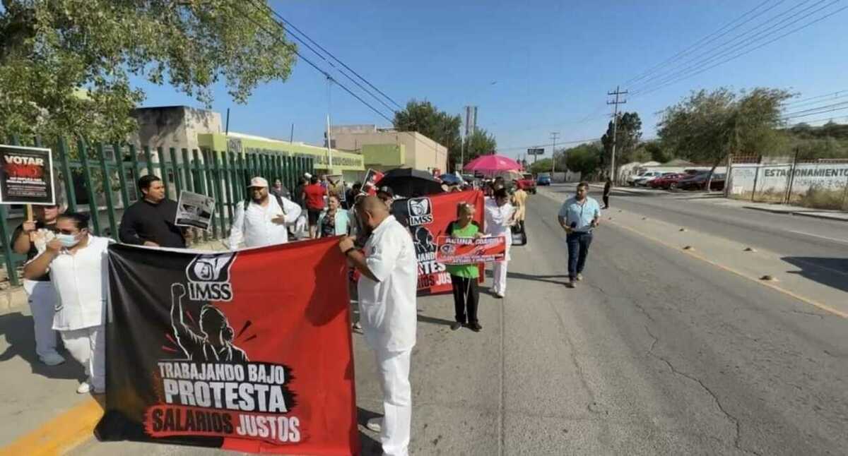Trabajadores del IMSS marchan en Acuña para exigir mejores salarios y condiciones laborales