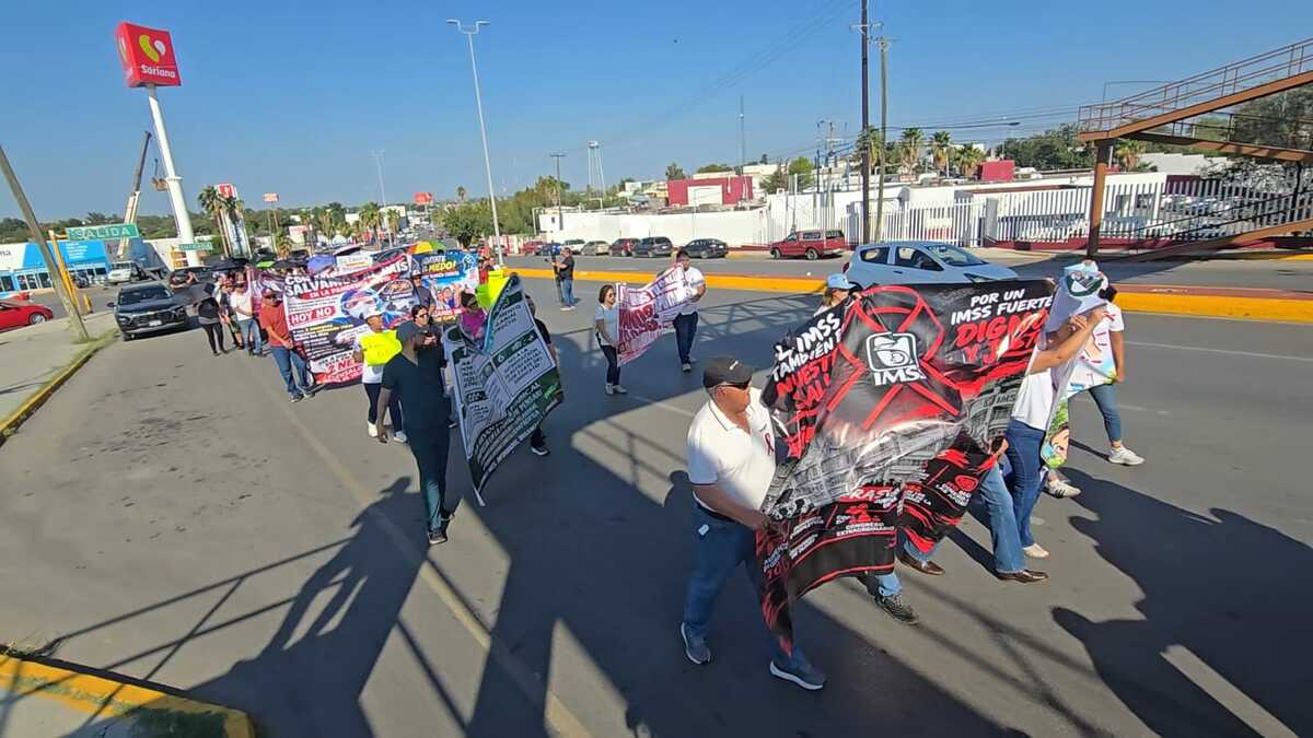 Trabajadores del IMSS marchan 1.6 kilómetros en Piedras Negras; exigen aumento salarial del 10%