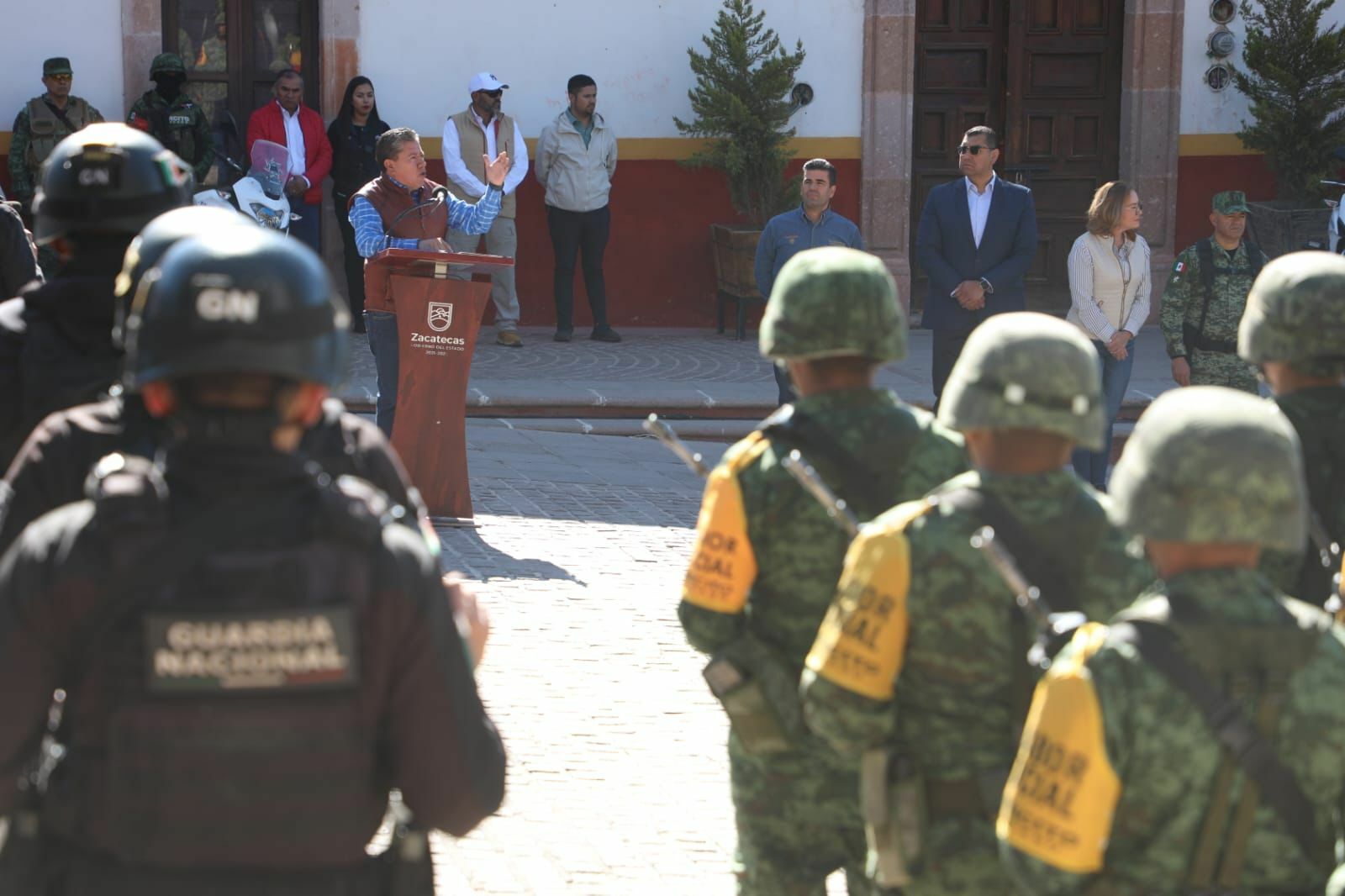 Sedena enfrenta escasez de especialistas y recurre a médicos civiles