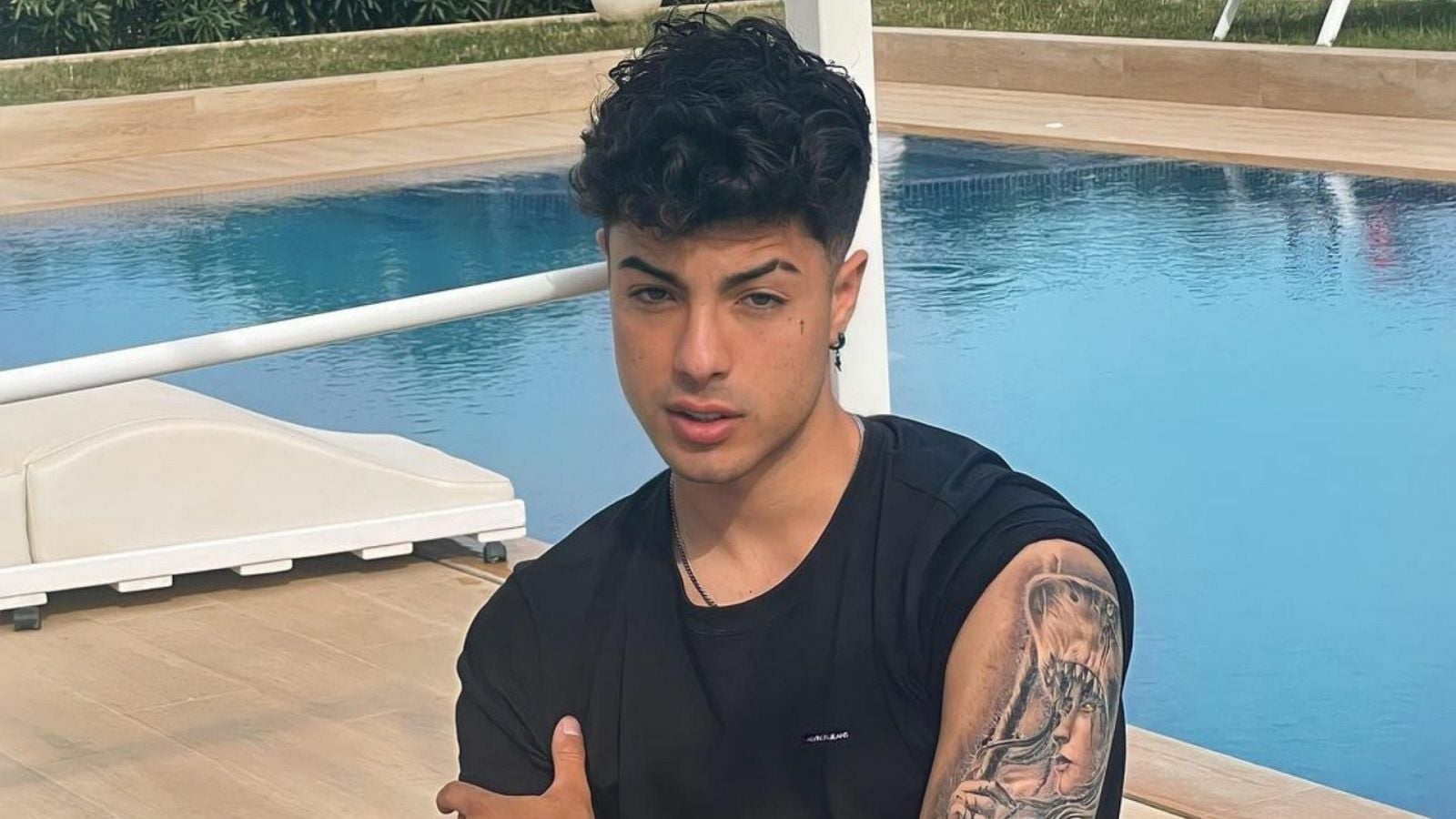 Reportan detención de Naim Darrechi en aeropuerto de Madrid