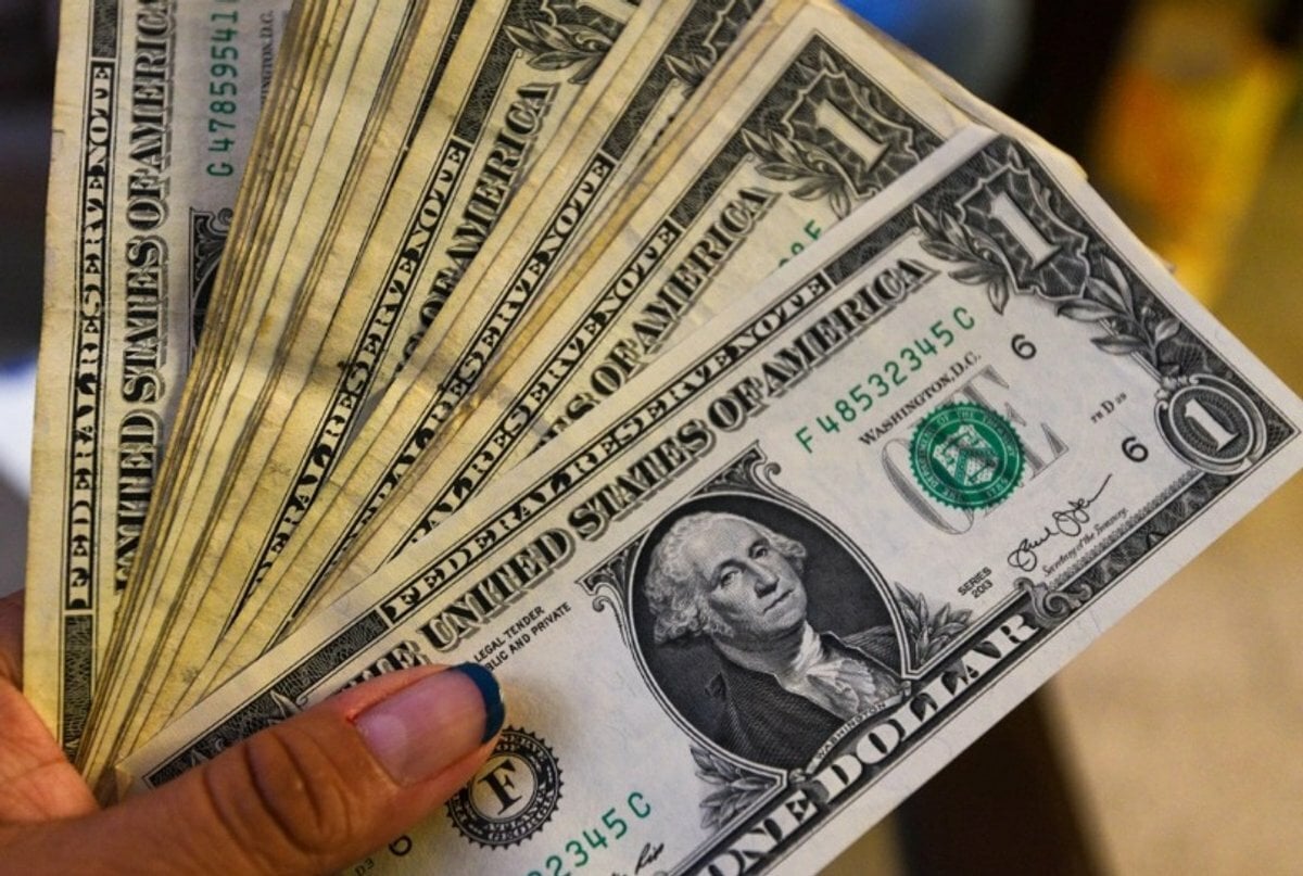 Inflación en EU debilita al peso, que toca 18.55 por dólar