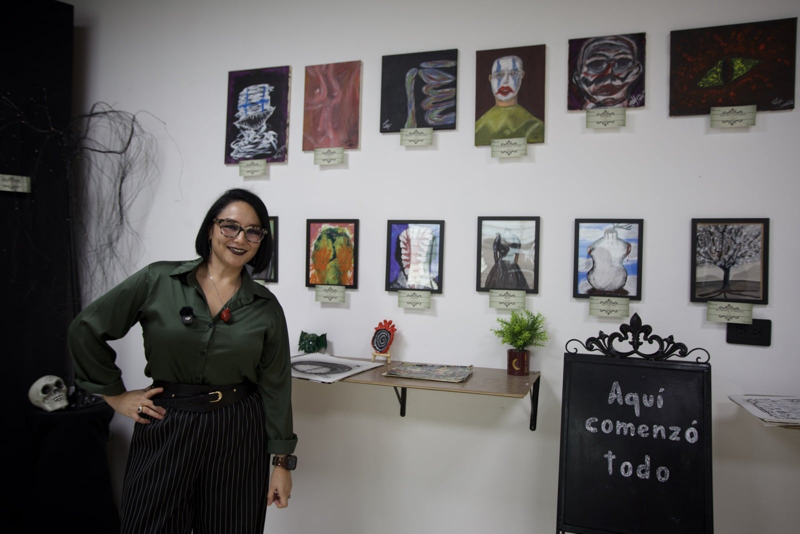     La exposición “Arte Torcido” reunió pinturas y esculturas de la artista, quien plasmó emociones, recuerdos y experiencias personales para fomentar