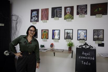     La exposición “Arte Torcido” reunió pinturas y esculturas de la artista, quien plasmó emociones, recuerdos y experiencias personales para fomentar