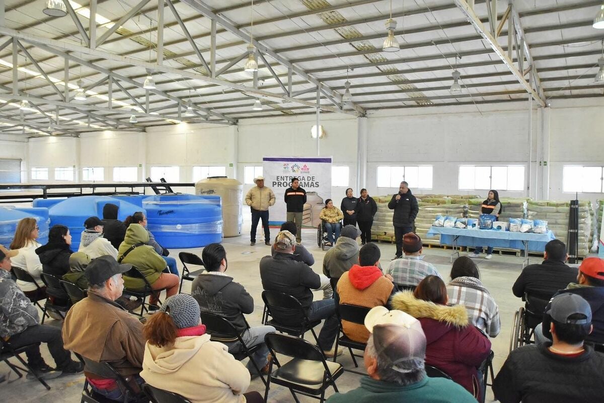 Impulsa Víctor Leija programa de tinacos y cemento subsidiado en apoyo a las familias de Cuatro Ciénegas