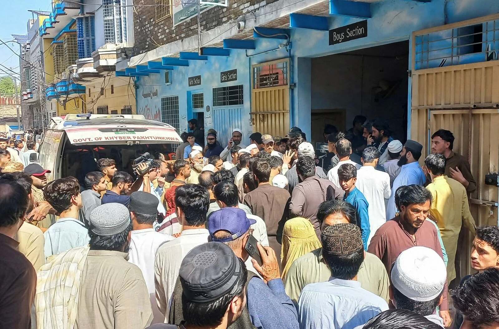 Mueren 32 alumnos y una maestra tras colapso de techo en escuela de Pakistán