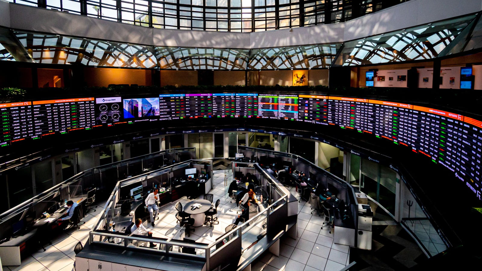 Bolsa mexicana recupera ganancias con impulso de Carso y Televisa