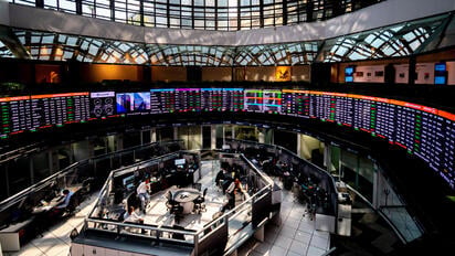 Bolsa mexicana recupera ganancias con impulso de Carso y Televisa