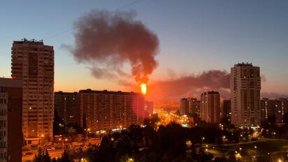 Un ataque con drones provocó un incendio en una refinería rusa, mientras Kiev cuestiona el respaldo de Washington.  Ucrania atacó con drones una refinería