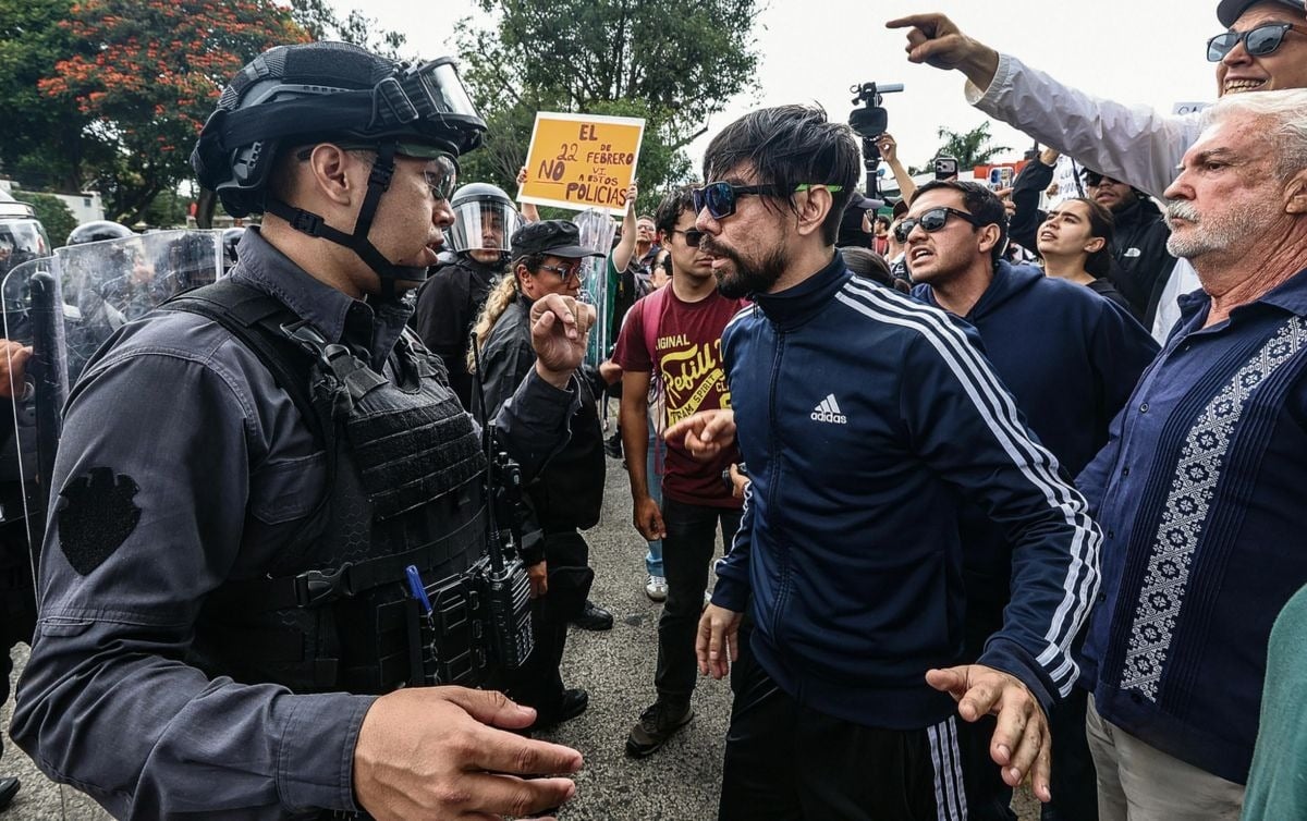 Investigan a 17 policías por presuntos abusos durante protesta frente a Casa Jalisco