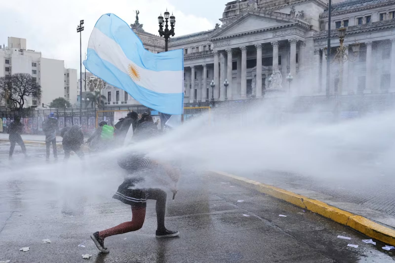 Argentina: manifestantes chocan con policías por recortes a universidades