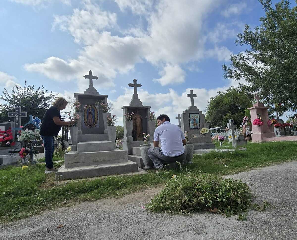 Intensifican limpieza en panteones de Piedras Negras ante lluvias y celebración del Día de Muertos